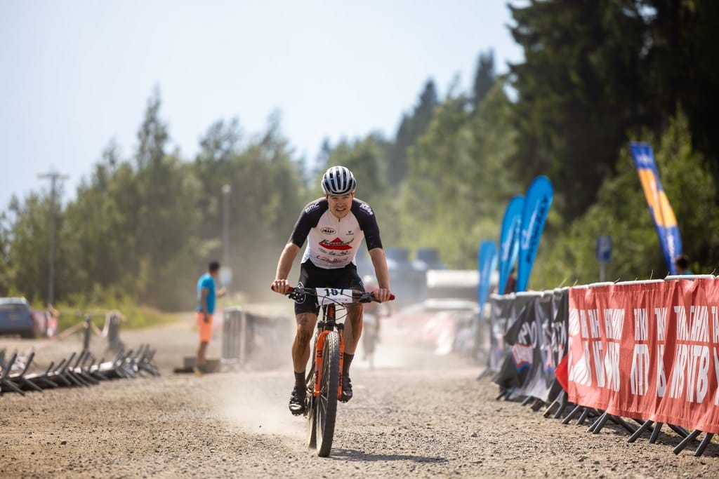 Toni Tähti voittaa vuoden 2024 SM XCM -kisan Tahkolla ajaen maaliin Favero Assioma PRO MX-2 -wattipolkimilla varustetulla maastopyörällä.