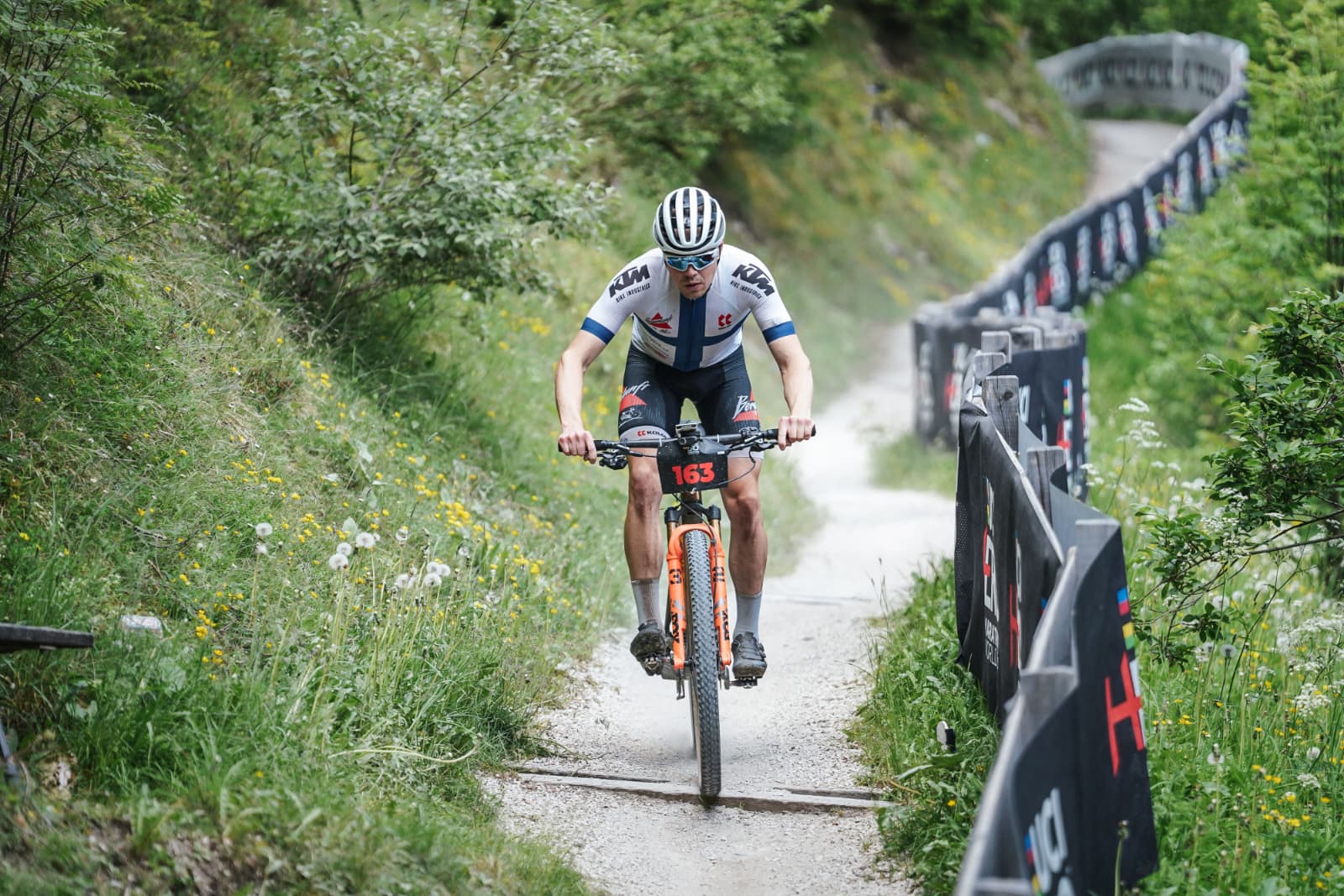 Toni Tähti ajaa käyttäen Favero Assioma PRO MX-2 -wattipolkimia. Artikkelissa korostuu taloudellinen, pyörittävä poljinliike ja optimaalinen nousutekniikka.