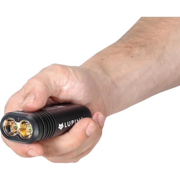 Lupine Piko TL MiniMax 1800 lumen kädessä