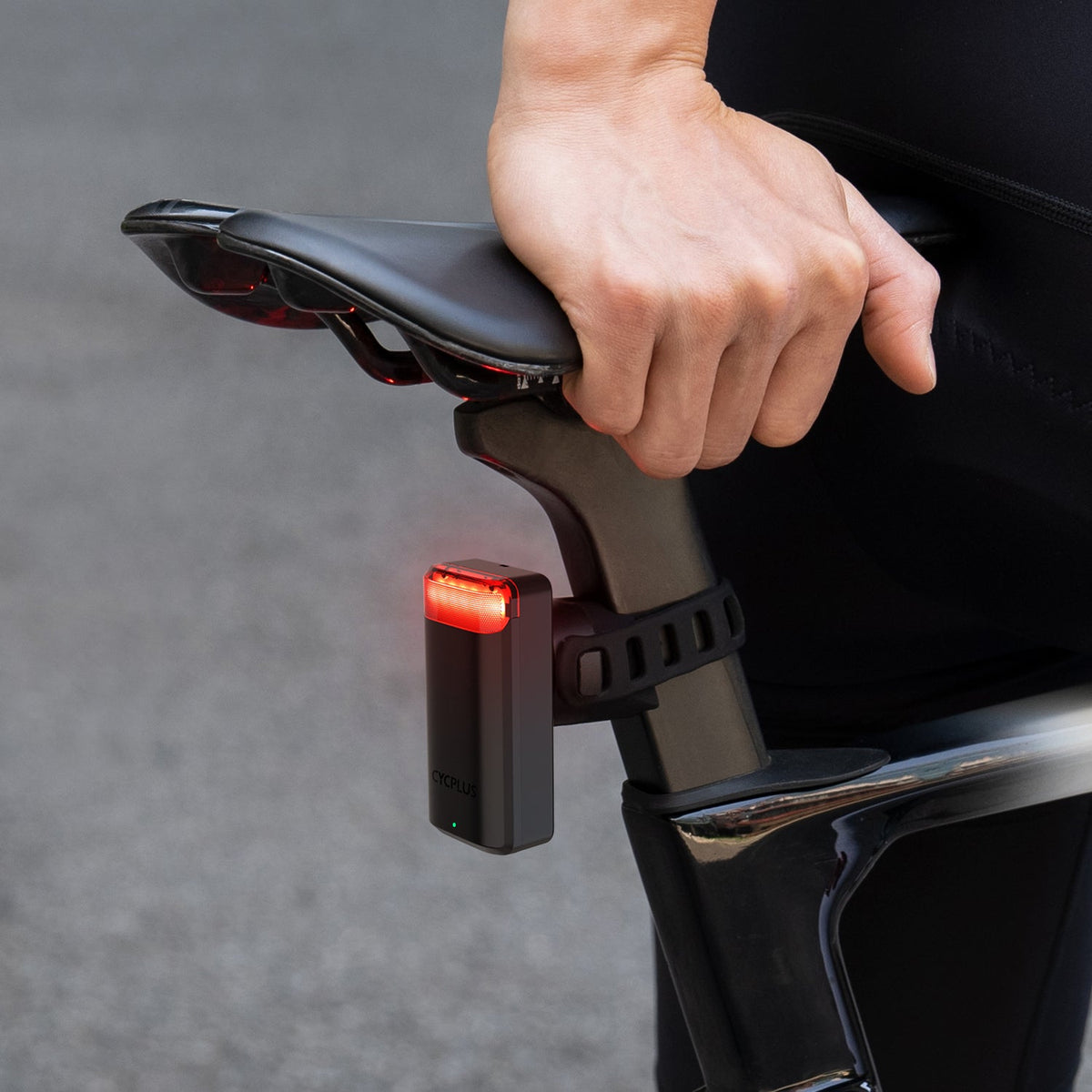 CYCPLUS L7 -tutkatakavalo kiinnitettynä pyörän aero-satulatolppaan.