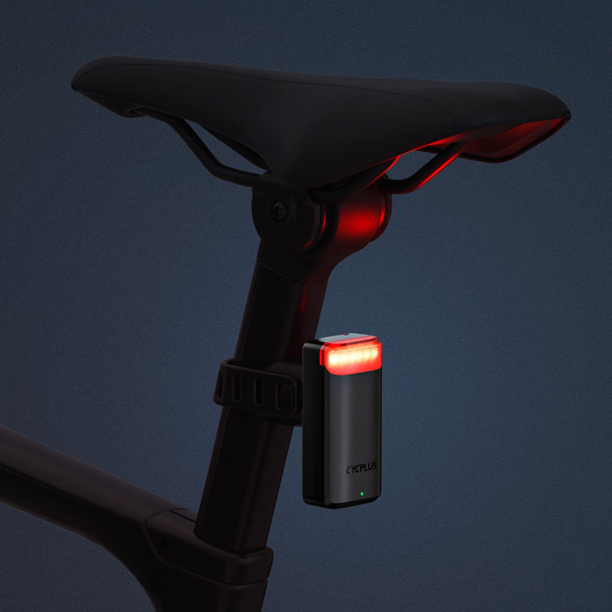 CYCPLUS L7:n punainen takavalo päällä pyörän satulatolpassa hämärässä.