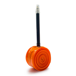 Orangefarbener Magene EXAR TPU-Schlauch, kompakt aufgerollt mit aufrechtem Presta-Ventil.